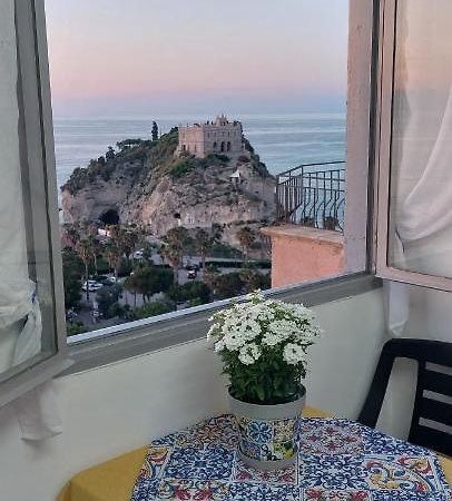 Апартаменты La Finestra Sul Mare Тропея Экстерьер фото